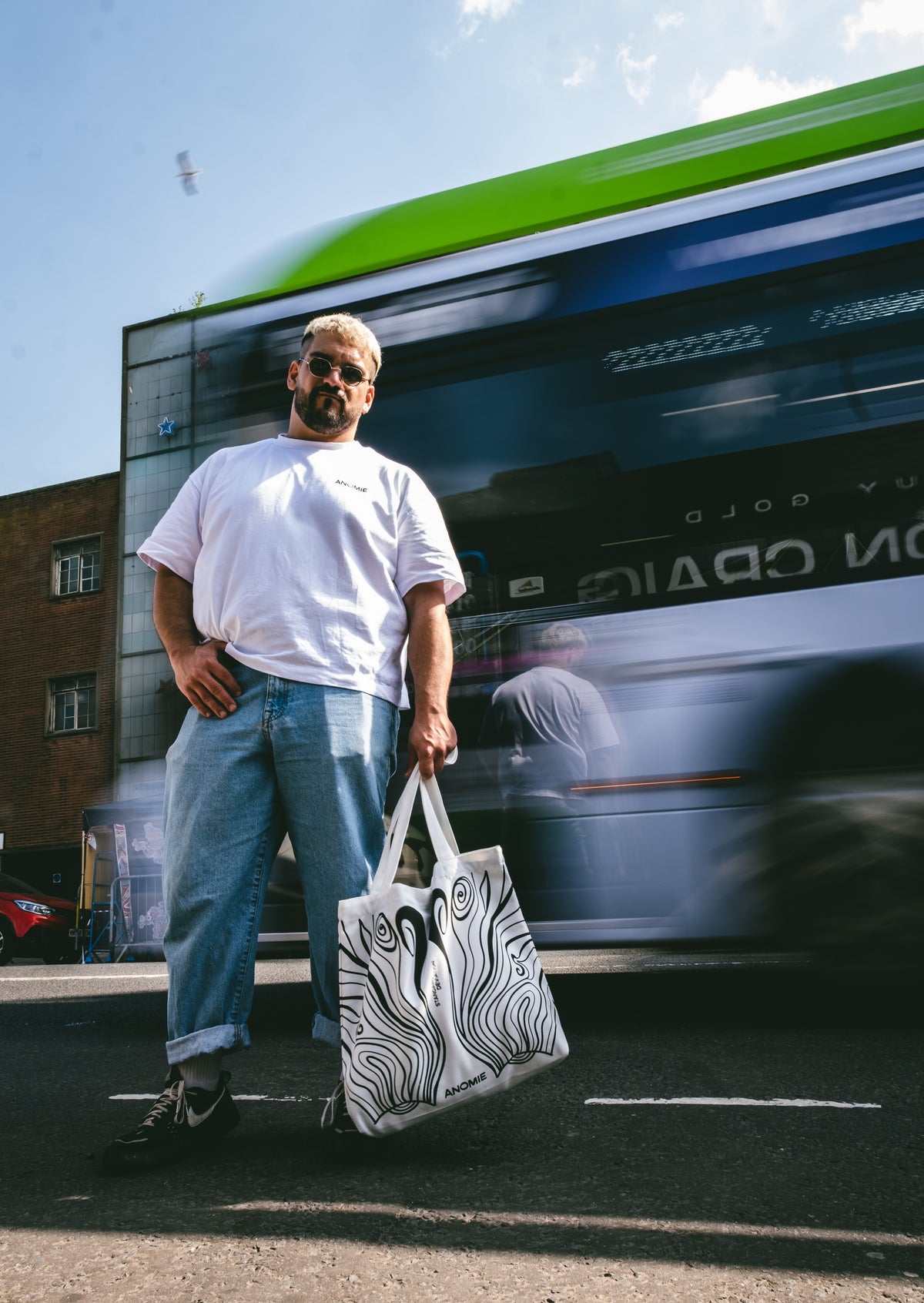 Modell wearing VISION UTILITY BAG, front view. 